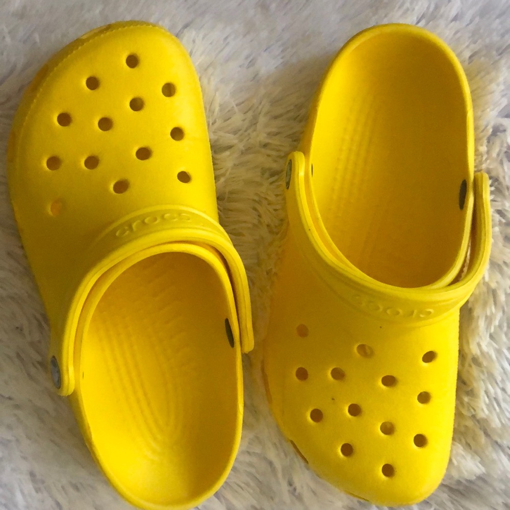 Crocs size 6 in men and size 8 in women .